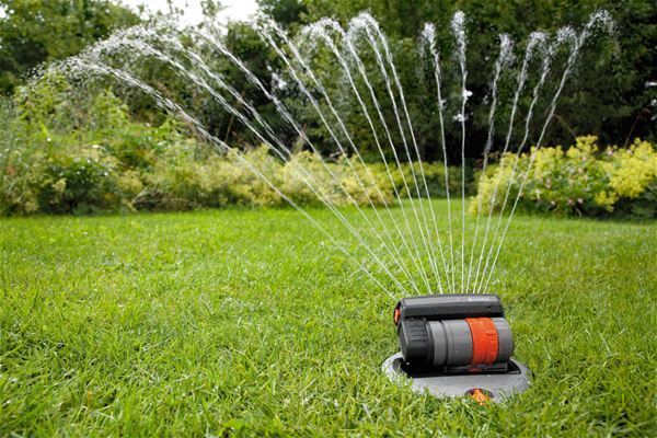 Fiskars - Irrigatore oscillante con base in metallo